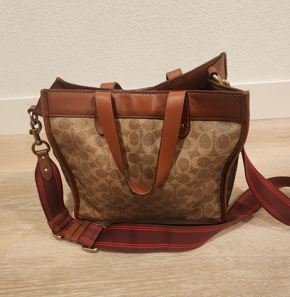 Coach Field Tote 22 in Signature Canvas with Horse and Carriage Print. - Picture 4 of 6